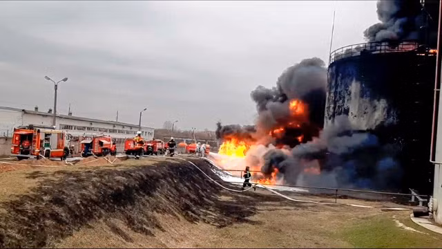 Cơ sở lưu trữ dầu ở thành phố Belgorod của Nga bị cháy sau cuộc không kích của Ukraine.