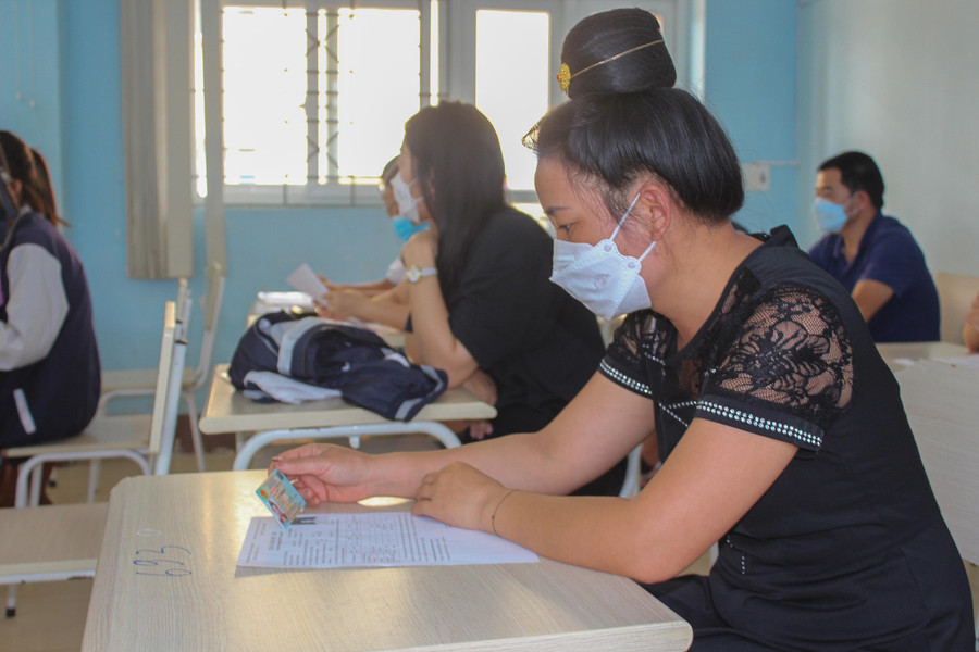 Thí sinh Vì Thị Mai chủ động đến sớm nhận phòng thi, kiểm tra, đối chiếu kỹ thông tin cá nhân. Thí sinh Vì Thị Mai chủ động đến sớm nhận phòng thi, kiểm tra, đối chiếu kỹ thông tin cá nhân.