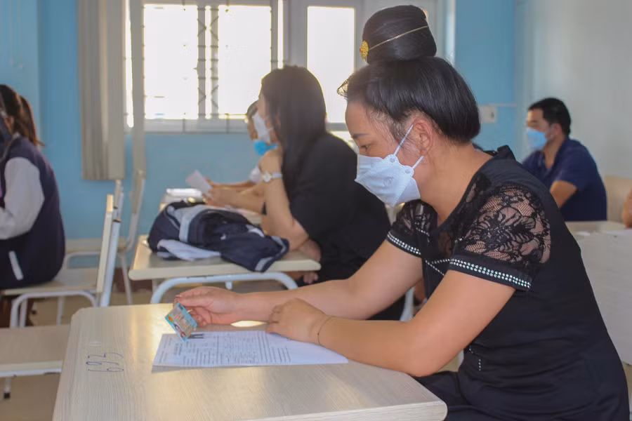 Thí sinh Vì Thị Mai chủ động đến sớm nhận phòng thi, kiểm tra, đối chiếu kỹ thông tin cá nhân.