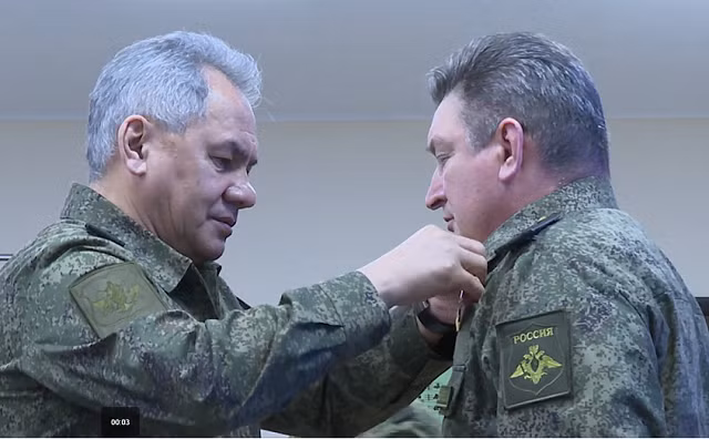 Bộ trưởng Quốc phòng Nga Shoigu trao huy chương cho các tướng lĩnh.