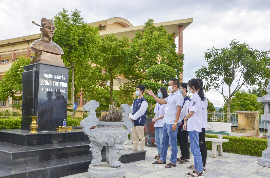 Giáo viên Trường THPT Lương Thế Vinh (Điện Biên) trong một giờ ngoại khóa trải nghiệm lịch sử.