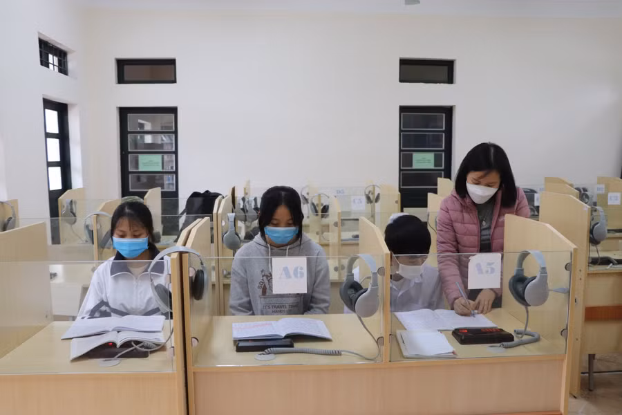 Cô giáo Lê Thị Hăng trong một giờ ôn luyện học sinh giỏi Sử tại Trường THPT Thanh Nưa (Điện Biên).