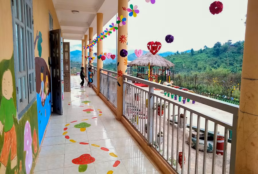 Có người dân, có trẻ, những điểm trường bắt đầu được gây dựng giữa núi đồi biên viễn. Ảnh: NVCC