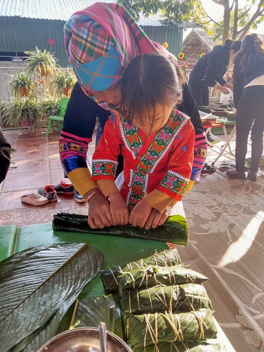 Không chỉ cô, trò, mà nhiều phụ huynh hạnh phúc khi con em mình đến trường, đến lớp. Ảnh: NVCC