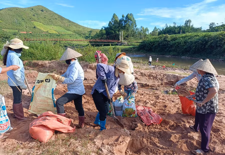 Những ngày đầu tạo dựng trường, lớp ở Si Pa Phìn đầy gian khó. Ảnh: NVCC