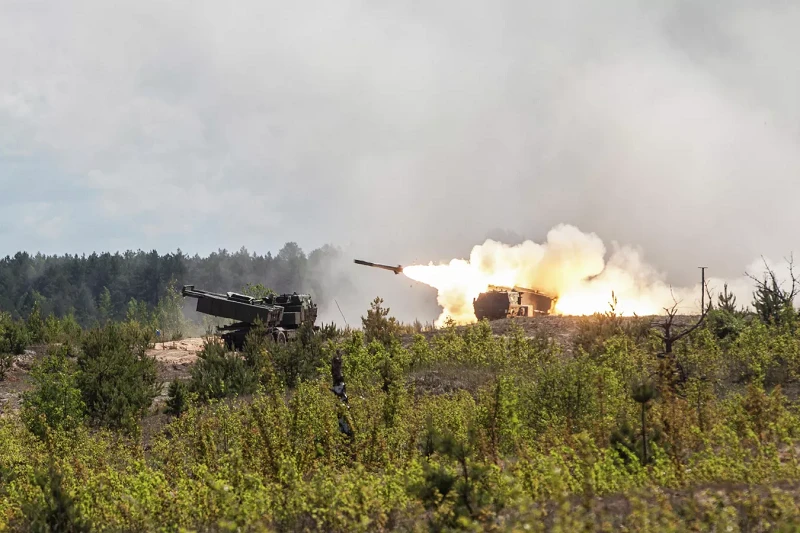 Hệ thống pháo phản lực phóng loạt HIMARS.