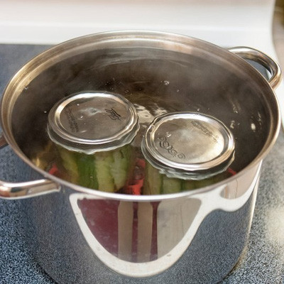 Đậy chặt nắp. Để bảo quản dưa chuột muối được lâu hơn thì đặt lọ vào nồi nước sôi, sau 5 phút thì lấy hũ ra, cất ở nơi khô thoáng. Sau 3-5 ngày bạn sẽ có món dưa chuột muối cực ngon!