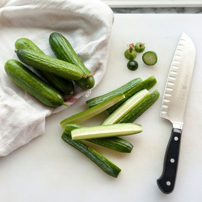 Dưa chuột rửa sạch, cắt bỏ hai đầu sau đó cắt làm tư.