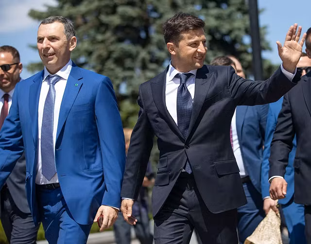 Tổng thống Ukraine Zelensky và cố vấn Sergey Shefir (trái).