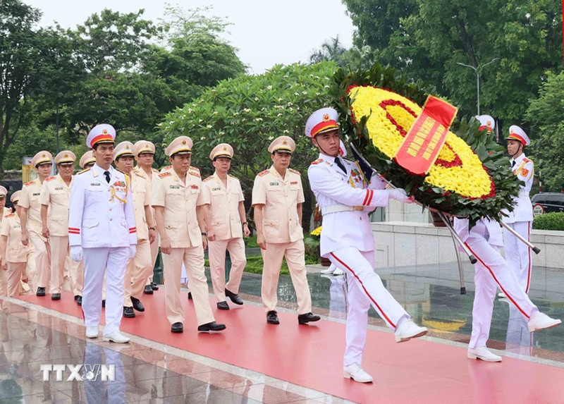Đoàn đại biểu Đảng ủy Công an Trung ương – Bộ Công an đến đặt vòng hoa tưởng niệm các Anh hùng liệt sỹ. (Ảnh: An Đăng/TTXVN). Đoàn đại biểu Đảng ủy Công an Trung ương – Bộ Công an đến đặt vòng hoa tưởng niệm các Anh hùng liệt sỹ. (Ảnh: An Đăng/TTXVN).