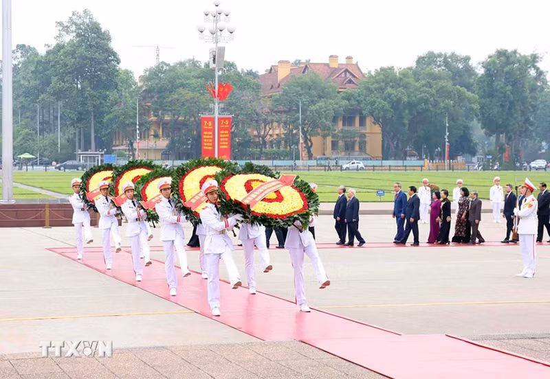 Đoàn đại biểu lãnh đạo, nguyên lãnh đạo Đảng, Nhà nước đến đặt vòng hoa và vào Lăng viếng Chủ tịch Hồ Chí Minh. (Ảnh: Phạm Kiên/TTXVN)