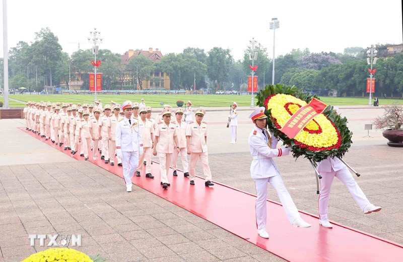 Đoàn đại biểu Đảng ủy Công an Trung ương – Bộ Công an vào Lăng viếng Chủ tịch Hồ Chí Minh. (Ảnh: Phạm Kiên/TTXVN) Đoàn đại biểu Đảng ủy Công an Trung ương – Bộ Công an vào Lăng viếng Chủ tịch Hồ Chí Minh. (Ảnh: Phạm Kiên/TTXVN)