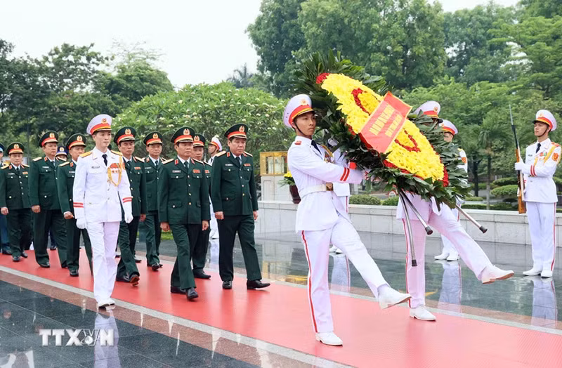 Đoàn đại biểu Quân ủy Trung ương – Bộ Quốc phòng đến đặt vòng hoa tưởng niệm các Anh hùng liệt sỹ. (Ảnh: An Đăng/TTXVN).