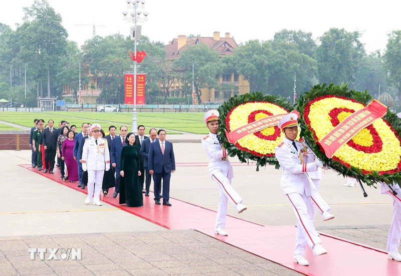 Đoàn đại biểu lãnh đạo, nguyên lãnh đạo Đảng, Nhà nước đến đặt vòng hoa và vào Lăng viếng Chủ tịch Hồ Chí Minh. (Ảnh: Phạm Kiên/TTXVN) Đoàn đại biểu lãnh đạo, nguyên lãnh đạo Đảng, Nhà nước đến đặt vòng hoa và vào Lăng viếng Chủ tịch Hồ Chí Minh. (Ảnh: Phạm Kiên/TTXVN)