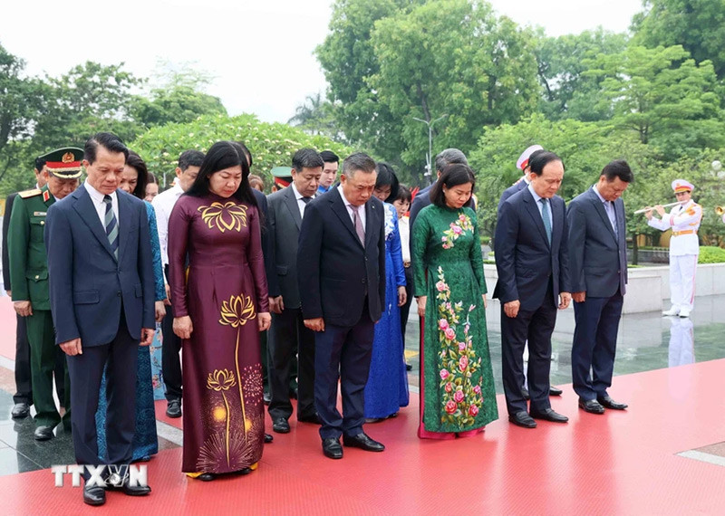 Đoàn đại biểu thành phố Hà Nội tưởng niệm các Anh hùng liệt sỹ. (Ảnh: An Đăng/TTXVN). Đoàn đại biểu thành phố Hà Nội tưởng niệm các Anh hùng liệt sỹ. (Ảnh: An Đăng/TTXVN).