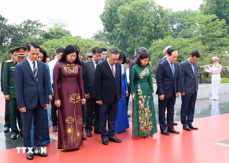 Đoàn đại biểu thành phố Hà Nội tưởng niệm các Anh hùng liệt sỹ. (Ảnh: An Đăng/TTXVN).