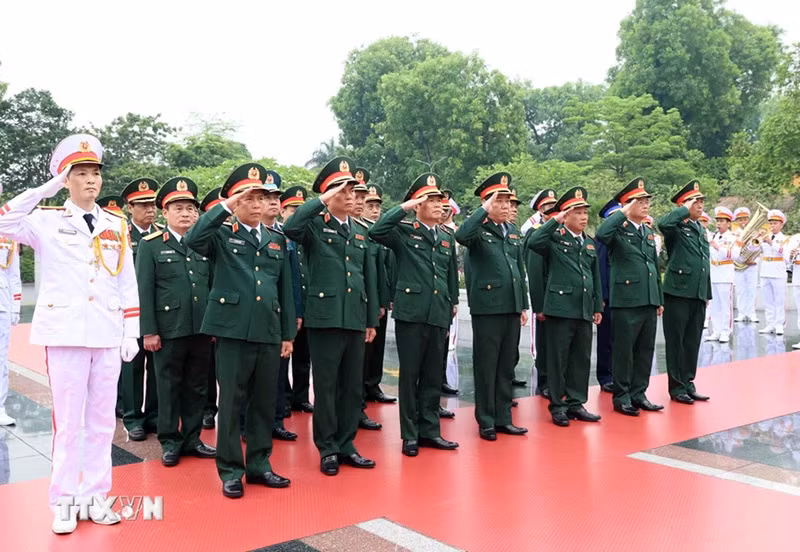 Đoàn đại biểu Quân ủy Trung ương – Bộ Quốc phòng tưởng niệm các Anh hùng liệt sỹ. (Ảnh: An Đăng/TTXVN).