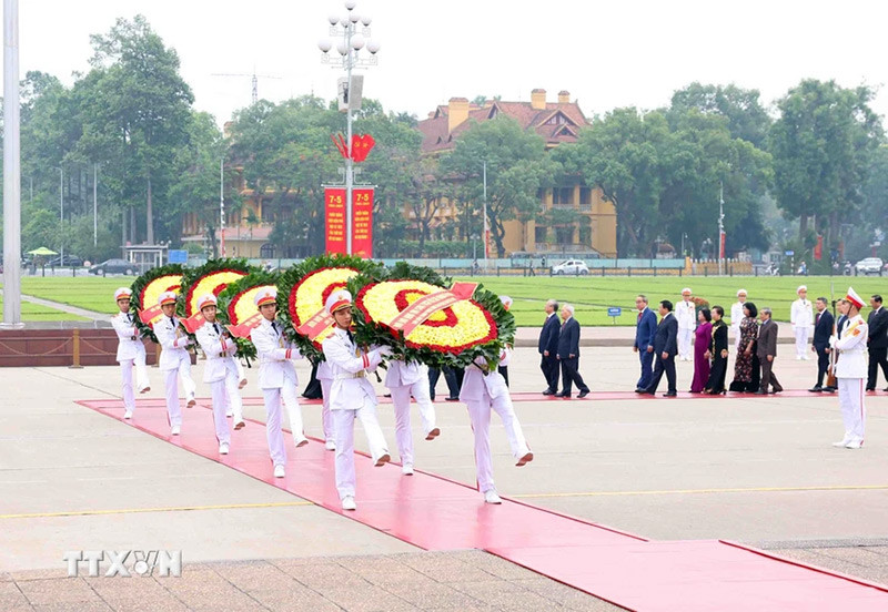 Đoàn đại biểu lãnh đạo, nguyên lãnh đạo Đảng, Nhà nước đến đặt vòng hoa và vào Lăng viếng Chủ tịch Hồ Chí Minh. (Ảnh: Phạm Kiên/TTXVN) Đoàn đại biểu lãnh đạo, nguyên lãnh đạo Đảng, Nhà nước đến đặt vòng hoa và vào Lăng viếng Chủ tịch Hồ Chí Minh. (Ảnh: Phạm Kiên/TTXVN)