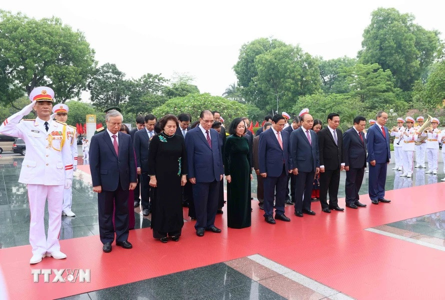 Lãnh đạo Đảng và Nhà nước đến đặt vòng hoa tưởng niệm các Anh hùng liệt sỹ. (Ảnh: An Đăng/TTXVN). Lãnh đạo Đảng và Nhà nước đến đặt vòng hoa tưởng niệm các Anh hùng liệt sỹ. (Ảnh: An Đăng/TTXVN).