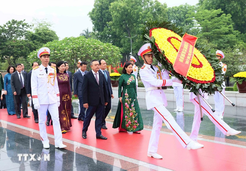 Đoàn đại biểu thành phố Hà Nội đến đặt vòng hoa tưởng niệm các Anh hùng liệt sỹ. (Ảnh: An Đăng/TTXVN). Đoàn đại biểu thành phố Hà Nội đến đặt vòng hoa tưởng niệm các Anh hùng liệt sỹ. (Ảnh: An Đăng/TTXVN).
