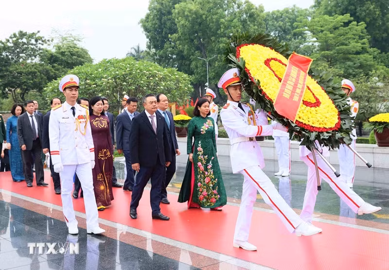 Đoàn đại biểu thành phố Hà Nội đến đặt vòng hoa tưởng niệm các Anh hùng liệt sỹ. (Ảnh: An Đăng/TTXVN).