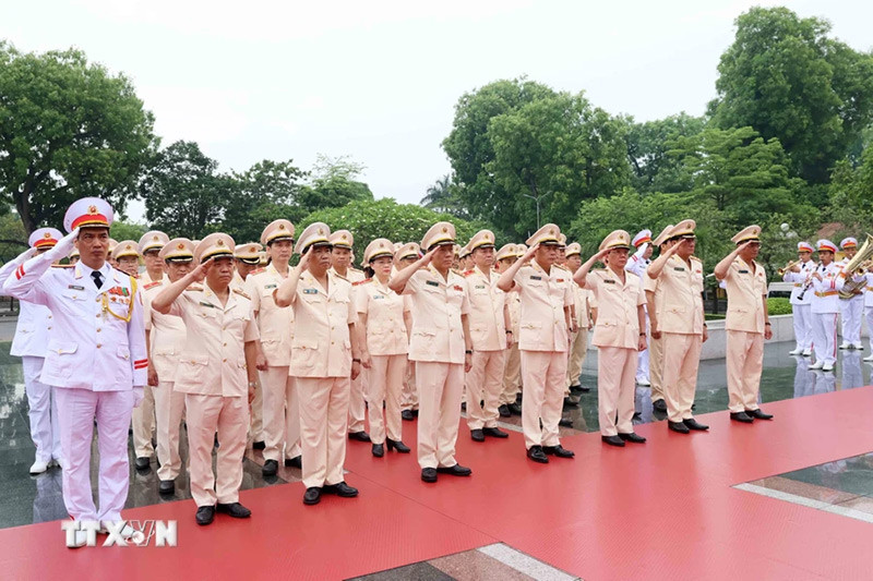 Đoàn đại biểu Đảng ủy Công an Trung ương – Bộ Công an tưởng niệm các Anh hùng liệt sỹ. (Ảnh: An Đăng/TTXVN). Đoàn đại biểu Đảng ủy Công an Trung ương – Bộ Công an tưởng niệm các Anh hùng liệt sỹ. (Ảnh: An Đăng/TTXVN).
