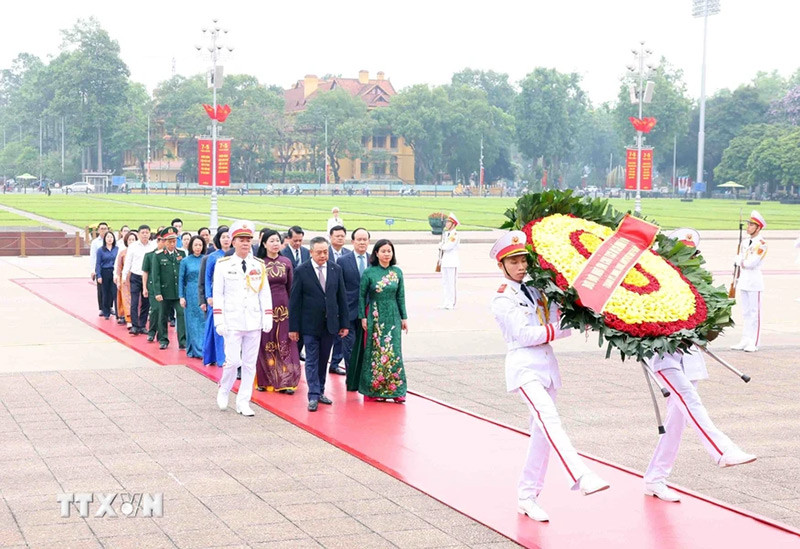 Đoàn đại biểu Thành ủy, Hội đồng Nhân dân, Ủy ban Nhân dân, Ủy ban Mặt trận Tổ quốc Việt Nam thành phố Hà Nội vào Lăng viếng Chủ tịch Hồ Chí Minh. (Ảnh: Phạm Kiên/TTXVN). Đoàn đại biểu Thành ủy, Hội đồng Nhân dân, Ủy ban Nhân dân, Ủy ban Mặt trận Tổ quốc Việt Nam thành phố Hà Nội vào Lăng viếng Chủ tịch Hồ Chí Minh. (Ảnh: Phạm Kiên/TTXVN).