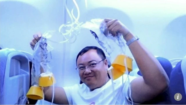 Một hành khách trên chuyến bay CA106 giơ mặt nạ dưỡng khí rơi xuống khi máy bay đột ngột giảm độ cao