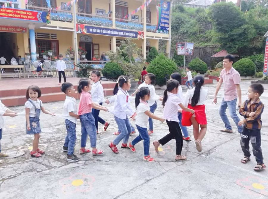 "Trường vùng cao mến yêu" cũng là khát vọng hướng đến của thầy Hà Văn Mười. Ảnh NVCC