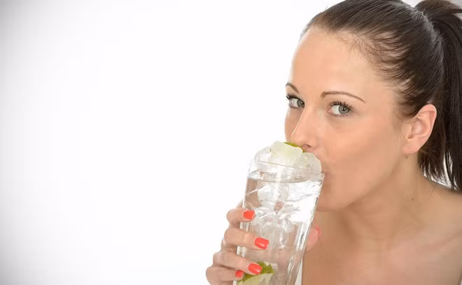 Tránh sử dụng nước đá khi bạn có tiền sử dạ dày. Ảnh: Curejoy
