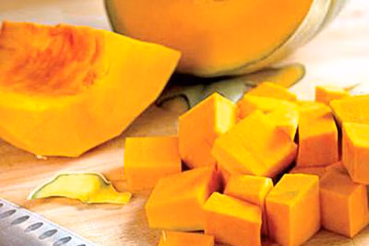 Bí đỏ có màu tươi sáng là nhờ carotenoid, chất này có tác dụng bảo vệ da khỏi tác hại của ánh nắng mặt trời. 