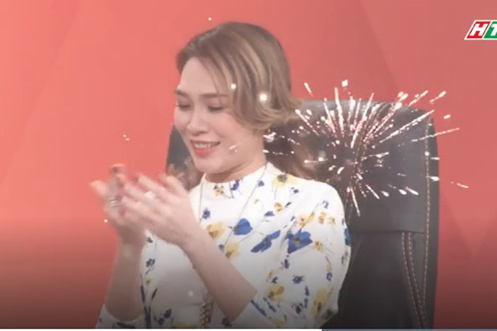 Mỹ Tâm cười vui vẻ khi được Phương Thanh "bói" săp cưới. 