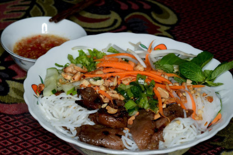 Món ngon trong tuần: Bánh bột lọc nhân tôm, bánh ướt cuốn thịt nướng, bún mắm nêm - Ảnh 7 Mon ngon trong tuan: Banh bot loc nhan tom, banh uot cuon thit nuong, bun mam nem - Anh 7
