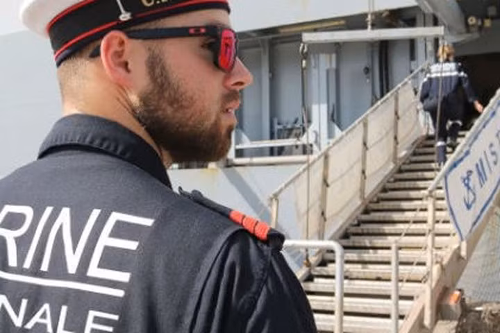 Thủy thủ Pháp quan sát gần tàu FS Mistral ở Căn cứ hải quân Guam. 