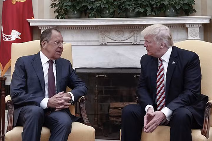 Bức ảnh về cuộc gặp gỡ giữa Tổng thống Mỹ Donald Trump và Ngoại trưởng Nga Sergei Lavrov ngày 10/5 tại Nhà Trắng gây xôn xao dư luận. Ảnh: Tass. 