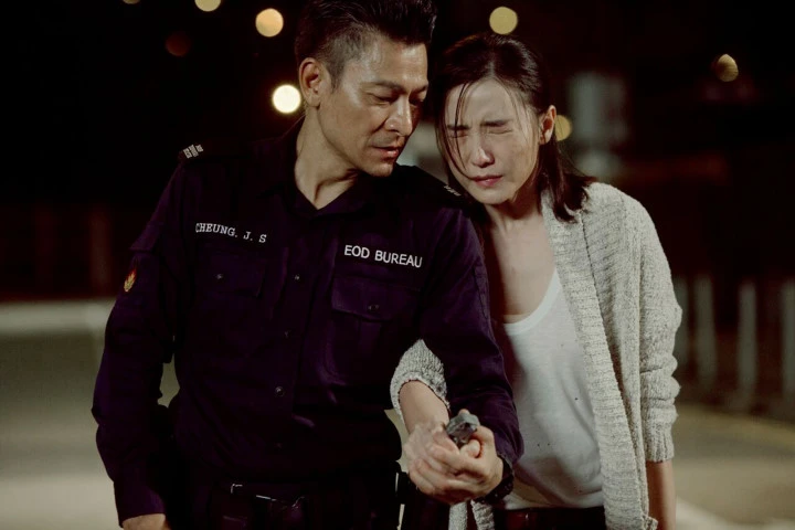 Lưu Đức Hoa mạnh mẽ và ngọt ngào trong "Sóng dữ"