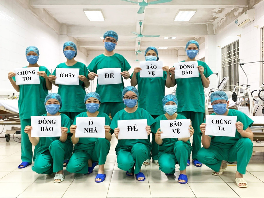 Nhân viên y tế lao mình vào các vùng dịch Covid-19 để cứu người. Nhân viên y tế lao mình vào các vùng dịch Covid-19 để cứu người.