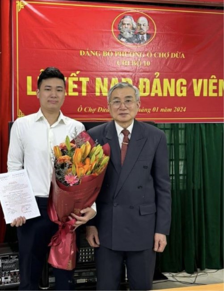 Đồng chí Lại Xuân Doãn, Bí thư chi bộ số 10, phường Ô Chợ Dừa, quận Đống Đa, Hà Nội trao quyết định kết nạp đảng viên mới cho đồng chí Bùi Ngọc Thế Trường. Đồng chí Lại Xuân Doãn, Bí thư chi bộ số 10, phường Ô Chợ Dừa, quận Đống Đa, Hà Nội trao quyết định kết nạp đảng viên mới cho đồng chí Bùi Ngọc Thế Trường.