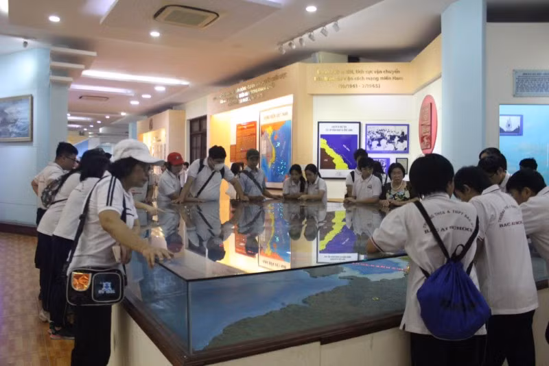 Học sinh hào hứng tham quan, tìm hiểu trực tiếp tàu vận tải của Lữ đoàn 125 với sự giới thiệu của cán bộ, chiến sỹ Tàu 503. (Ảnh: Bùi Sơn)