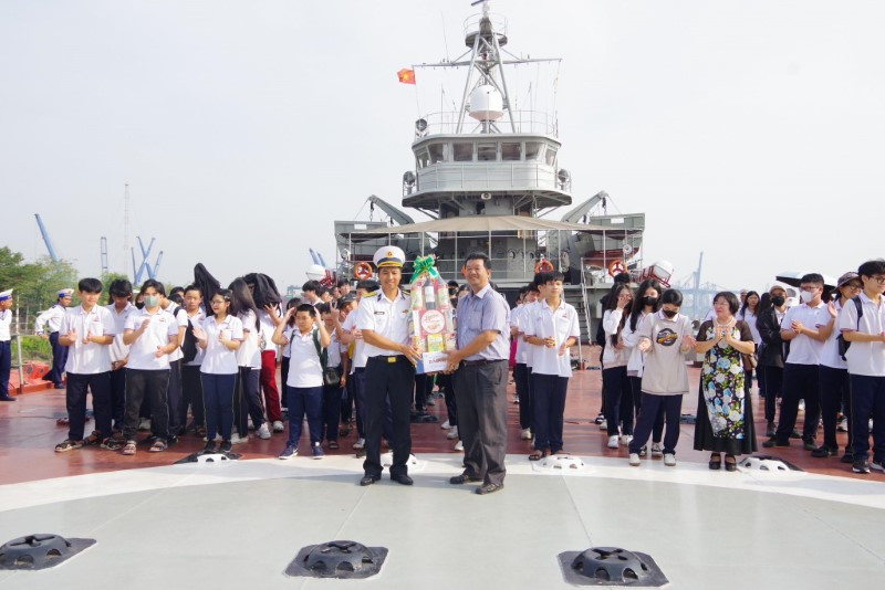 Giáo viên và học sinh Trường THCS - THPT Bác Ái đến tặng quà cán bộ, chiến sĩ trên Tàu 503. (Ảnh: Bùi Sơn)