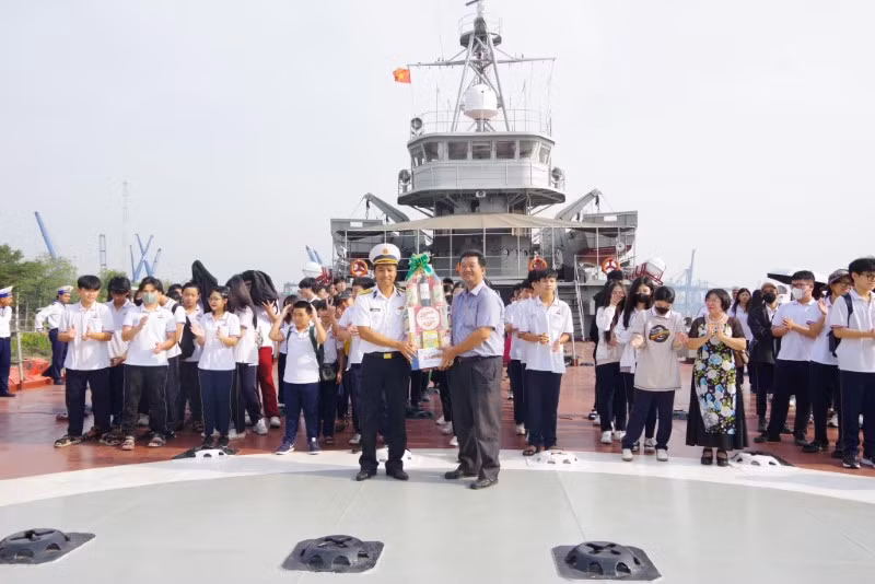 Giáo viên và học sinh Trường THCS - THPT Bác Ái đến tặng quà cán bộ, chiến sĩ trên Tàu 503. (Ảnh: Bùi Sơn)