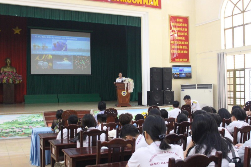 Đoàn tham quan tham gia buổi thông tin tuyên truyền biển, đảo của Đoàn cơ sở Lữ đoàn 125. (Ảnh: Bùi Sơn)