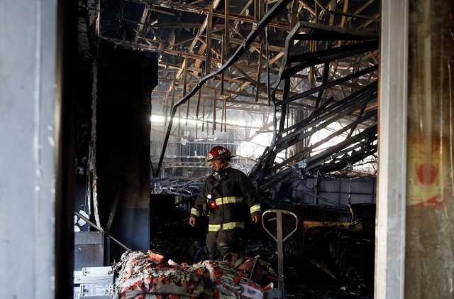 Nhiều cửa hàng bị đốt phá.