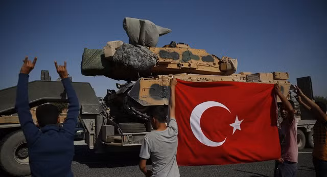 Thổ Nhĩ Kỳ chuyển khí tài tới khu vực biên giới với Syria.