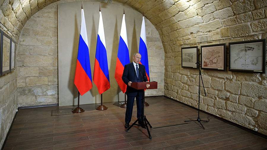 Tổng thống Nga Vladimir Putin đến Crimea.