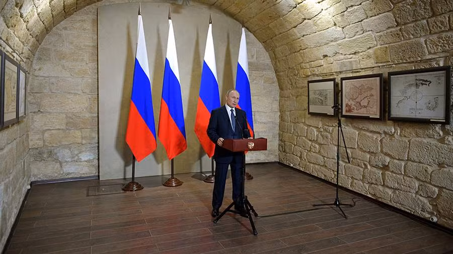 Tổng thống Nga Vladimir Putin đến Crimea.
