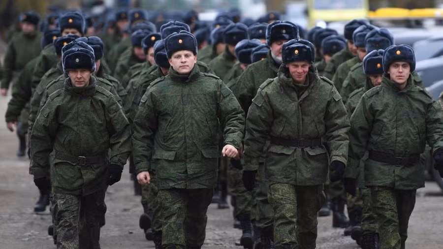 Nam giới Nga được gọi nhập ngũ trong thời gian động viên cục bộ.