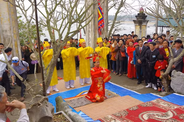 Đặc sắc lễ hội đền Cờn