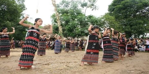 Nam nữ người Cơ Tu được quyền yêu nhau khi bước qua tuổi thiếu niên.