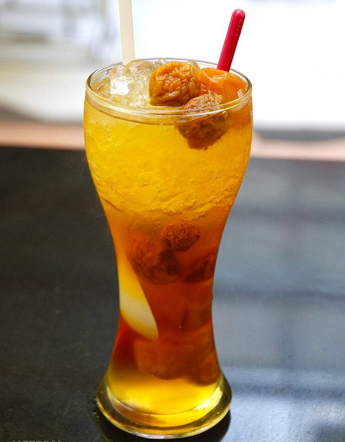 Nước mơ ngâm đường có tác dụng giải nhiệt, hỗ trợ tiêu hóa. Cách chế biến mơ ngâm đường khá đơn giản. Mơ rửa sạch, để ráo. Cho mơ vào hủ thủy tinh, xen kẽ một lớp đường một lớp mơ đến khi gần đầy hủ thì dừng lại. Để mơ ngâm đường nhanh ra nước, bạn có thể mang hủ thủy tinh ra phơi nắng. Ảnh: Bếp gia đình. Nước mơ ngâm đường có tác dụng giải nhiệt, hỗ trợ tiêu hóa. Cách chế biến mơ ngâm đường khá đơn giản. Mơ rửa sạch, để ráo. Cho mơ vào hủ thủy tinh, xen kẽ một lớp đường một lớp mơ đến khi gần đầy hủ thì dừng lại. Để mơ ngâm đường nhanh ra nước, bạn có thể mang hủ thủy tinh ra phơi nắng. Ảnh: Bếp gia đình.